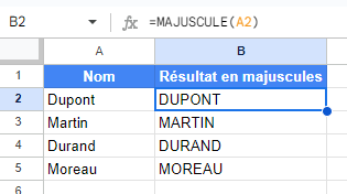 Transformation de noms en majuscules avec la fonction Google Sheets MAJUSCULE, affichant des résultats comme "DUPONT" et "MARTIN".