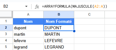 Exemple d'utilisation de la formule Google Sheets Arrayformula avec MAJUSCULE. La colonne 'Nom' contient des noms en minuscules, tandis que la colonne 'Nom Formaté' affiche ces noms en majuscules grâce à la formule =ARRAYFORMULA(MAJUSCULE(A2:A))